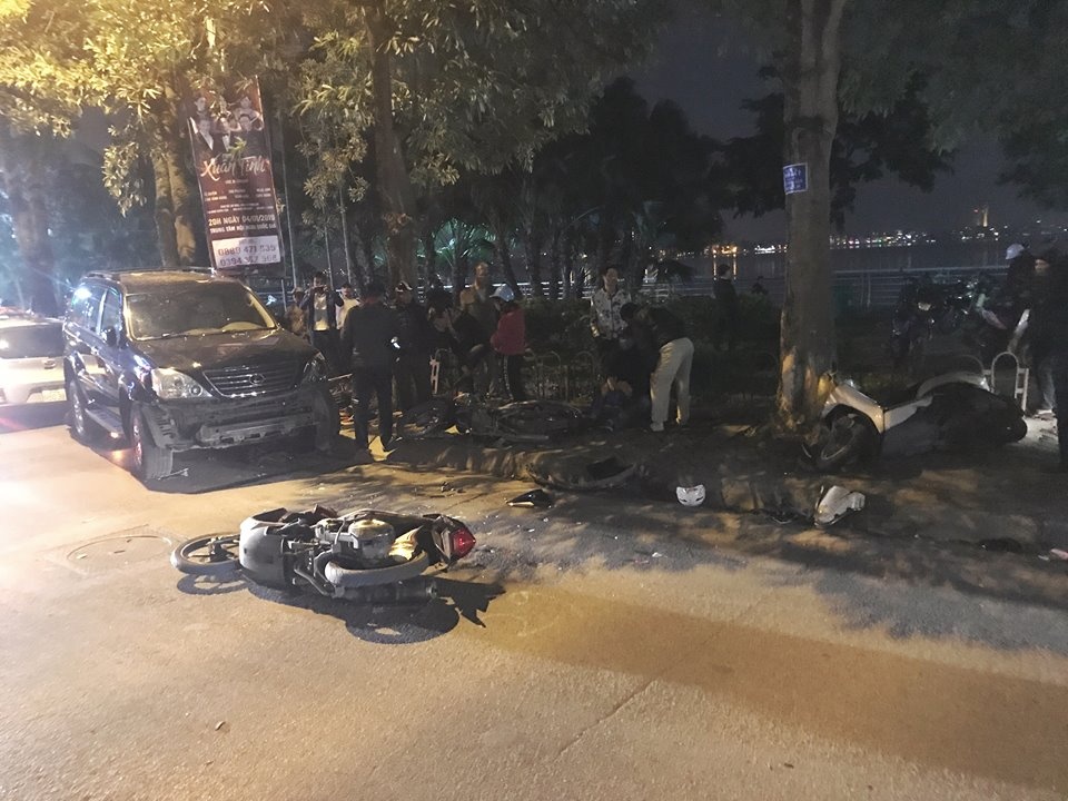 Hien truong vu oto Lexus dam 7 xe may, anh 9