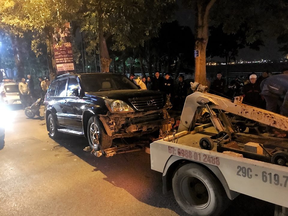 Hien truong vu oto Lexus dam 7 xe may, anh 10