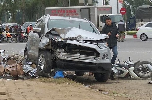 Oto tong taxi va hang loat xe may, hai vo chong thiet mang hinh anh