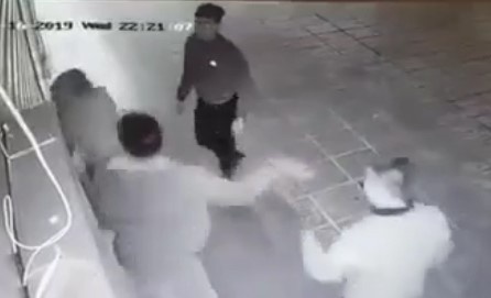 nhóm thanh niên hành hung cô gái ở Linh Đàm ảnh 1 nhom thanh nien hanh hung co gai o Linh Dam anh 1