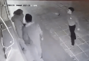 Camera ghi lai canh nhom thanh nien hanh hung co gai tre o Linh Dam hinh anh