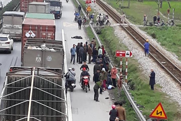 Xe tai dam vao doan nguoi di vieng nghia trang, 8 nguoi chet hinh anh