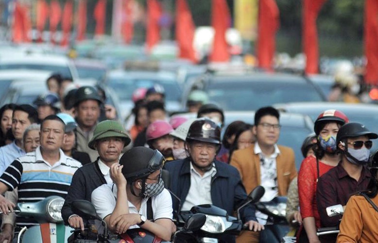 Duong pho Ha Noi tac cung, hon loan chieu mung 1 Tet hinh anh