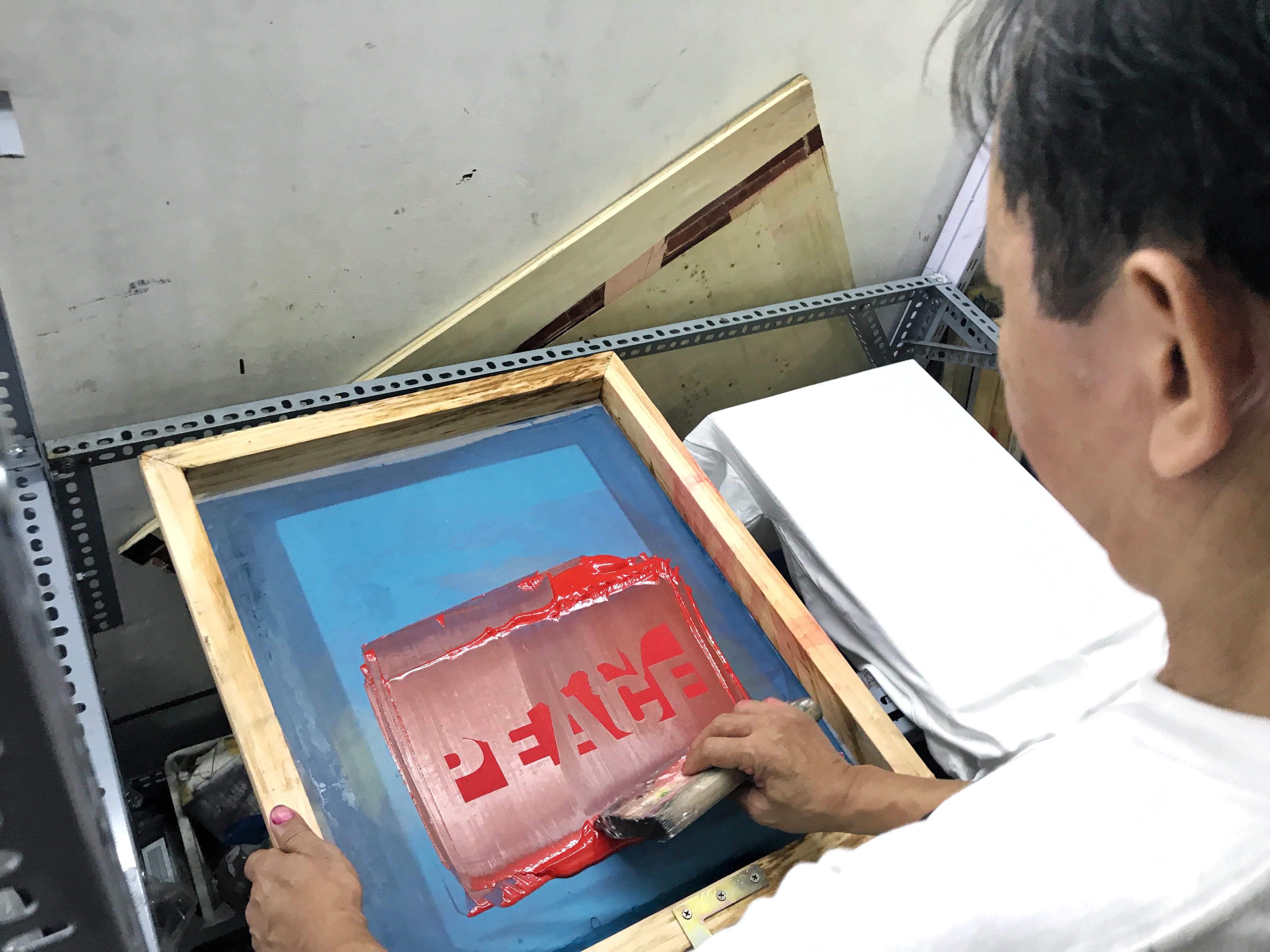 Nguoi dan ong kiem tien trieu nho ban ao Trump - Kim anh 11