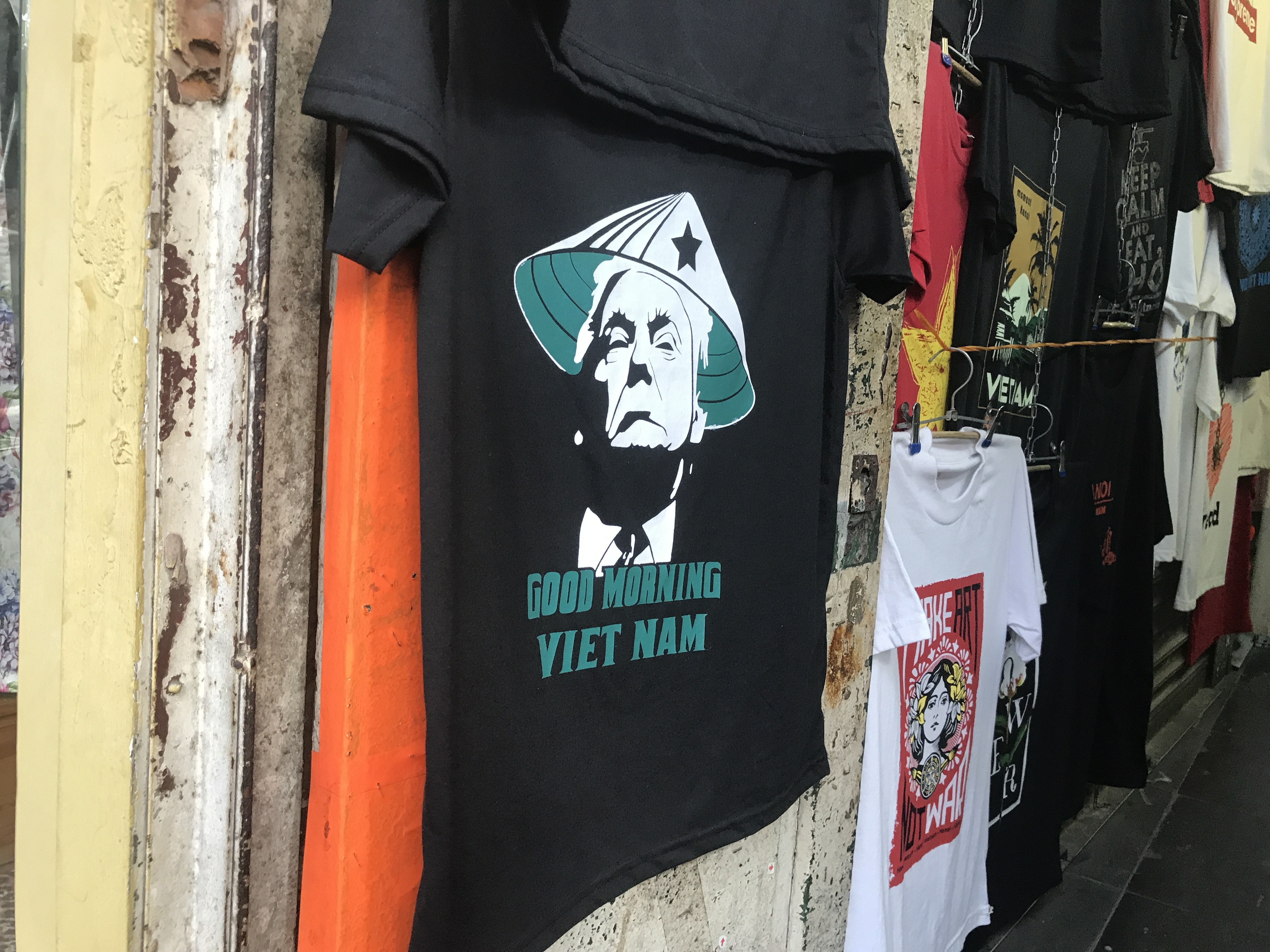 Nguoi dan ong kiem tien trieu nho ban ao Trump - Kim anh 13