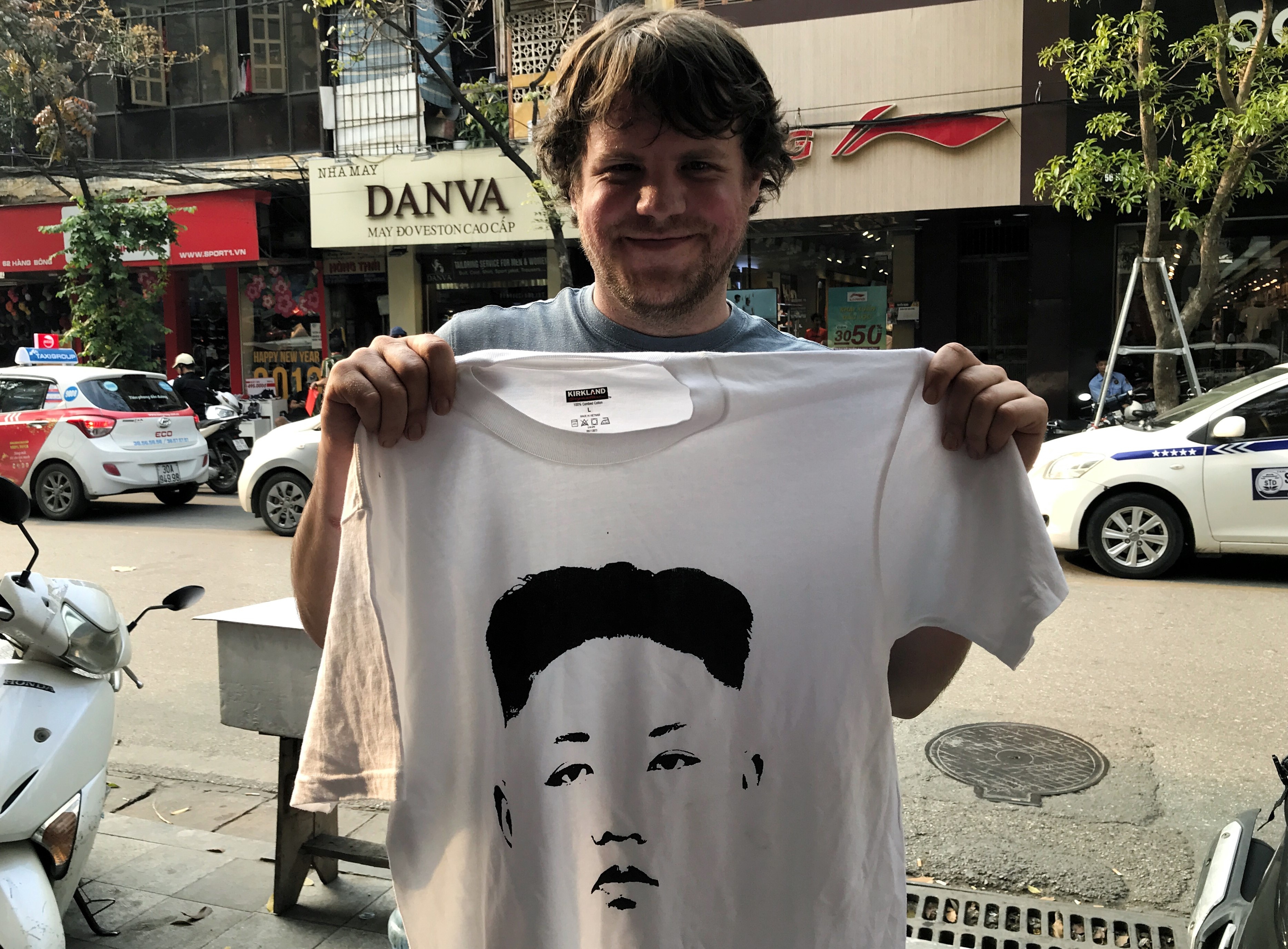 Nguoi dan ong kiem tien trieu nho ban ao Trump - Kim anh 14