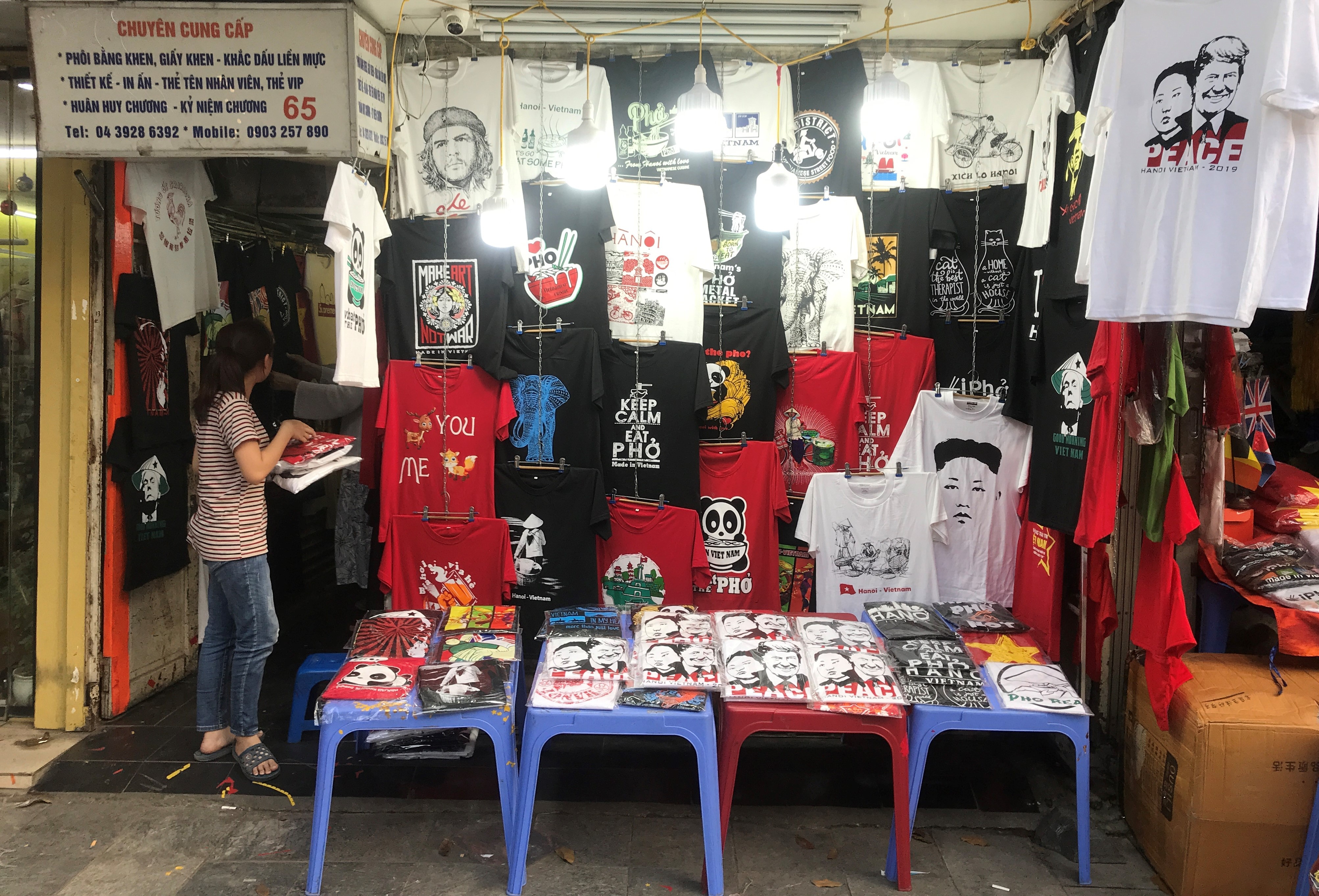 Nguoi dan ong kiem tien trieu nho ban ao Trump - Kim anh 1