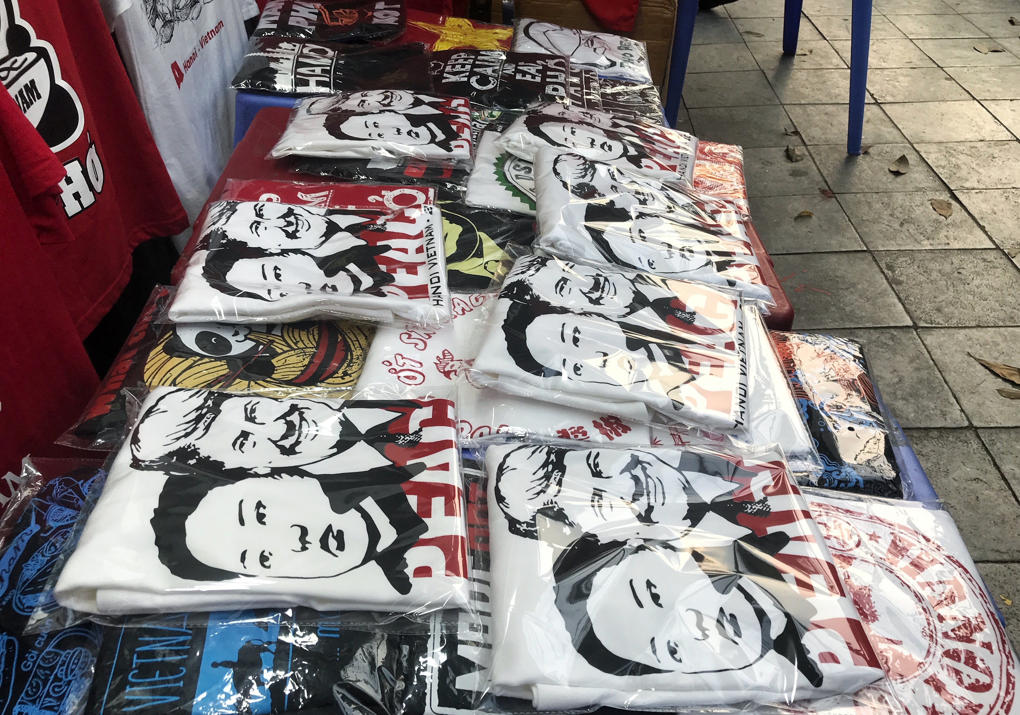 Nguoi dan ong kiem tien trieu nho ban ao Trump - Kim anh 3