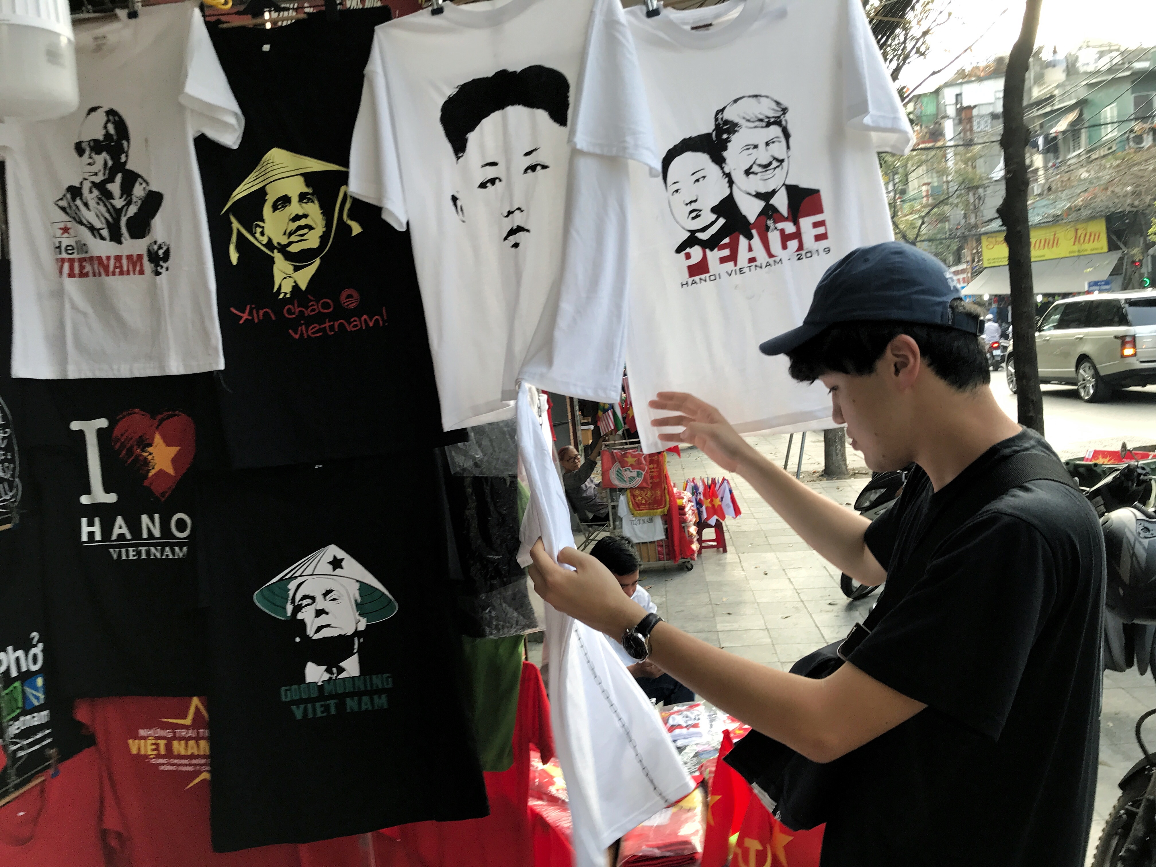 Nguoi dan ong kiem tien trieu nho ban ao Trump - Kim anh 5