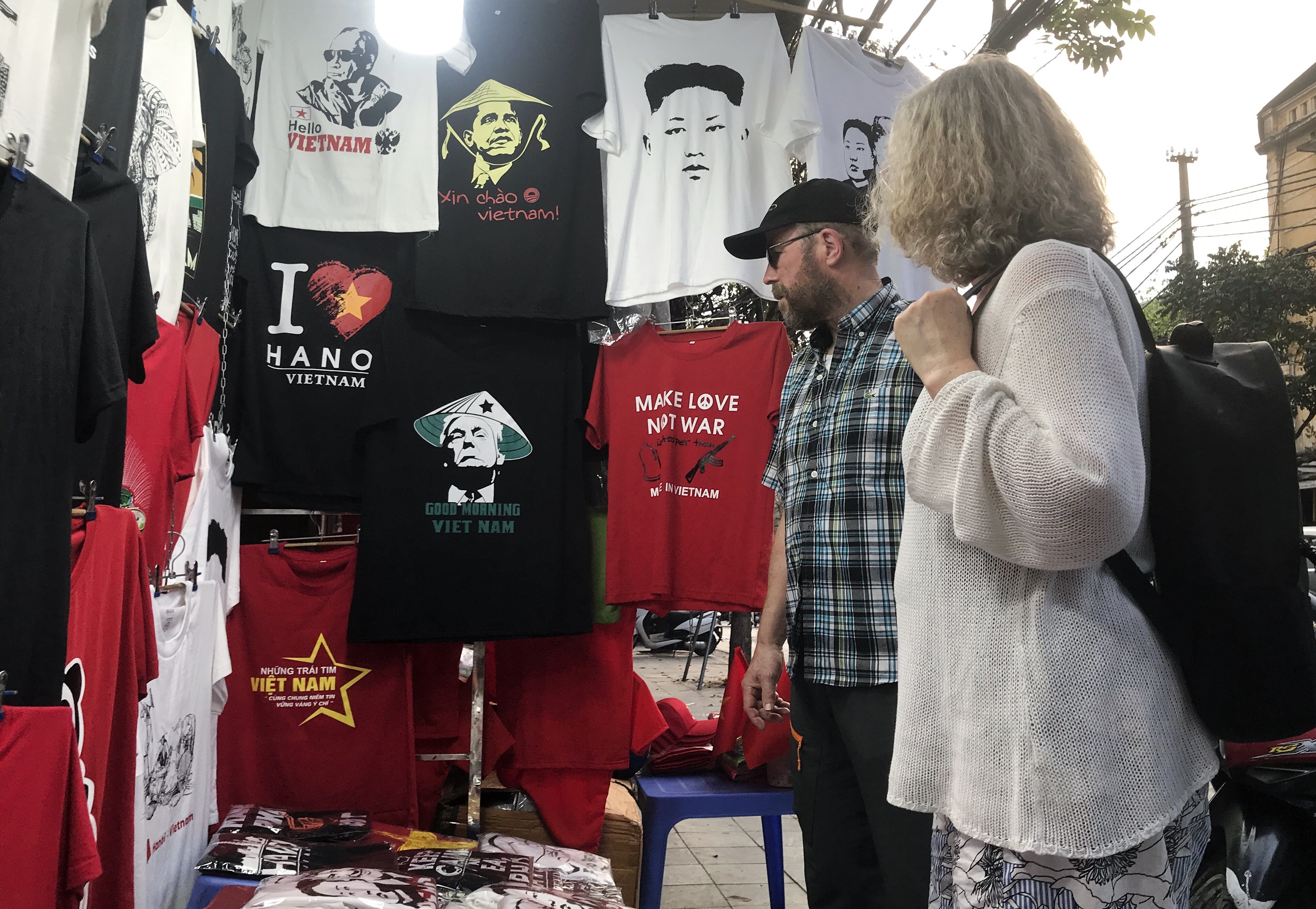 Nguoi dan ong kiem tien trieu nho ban ao Trump - Kim anh 4