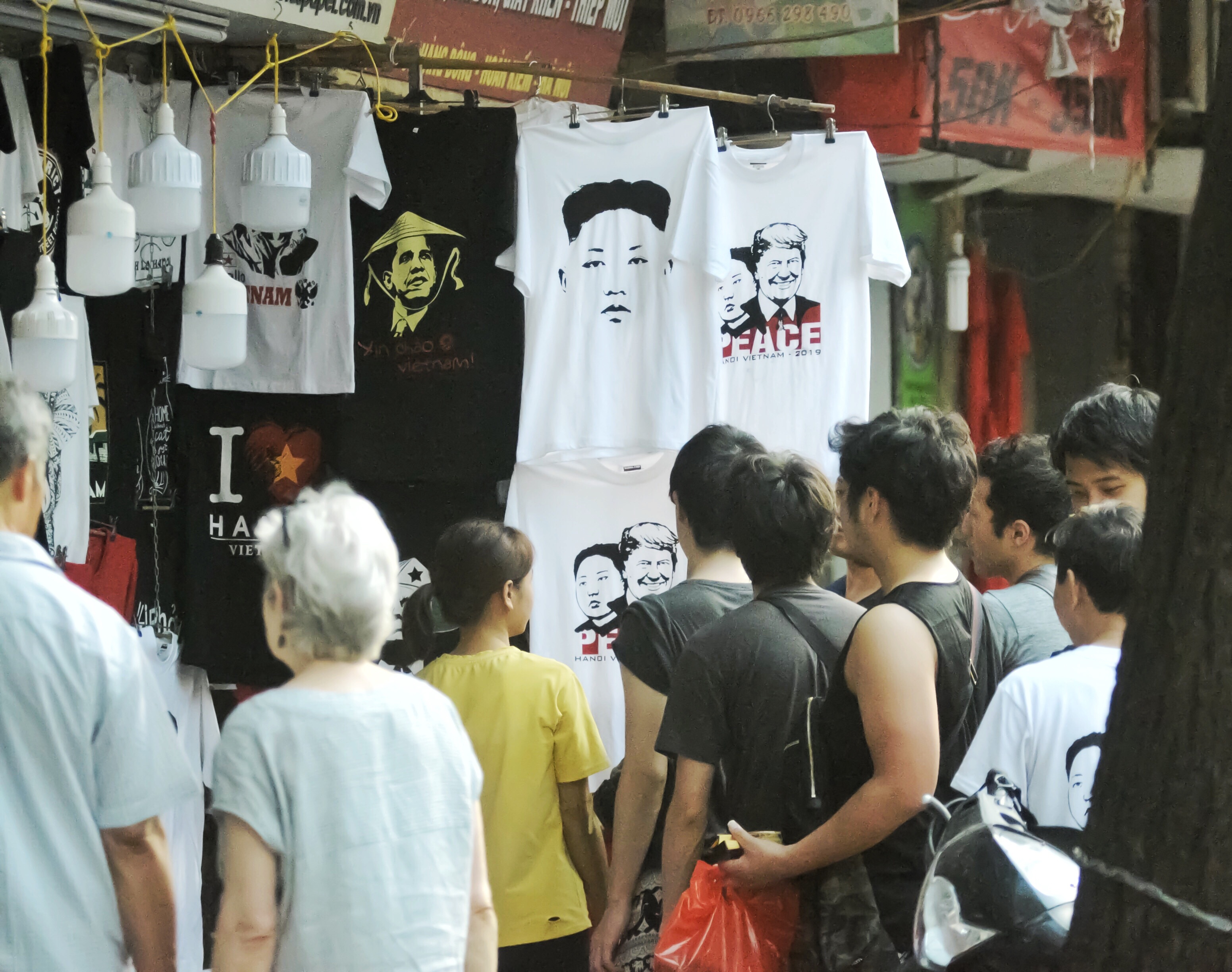 Nguoi dan ong kiem tien trieu nho ban ao Trump - Kim anh 6