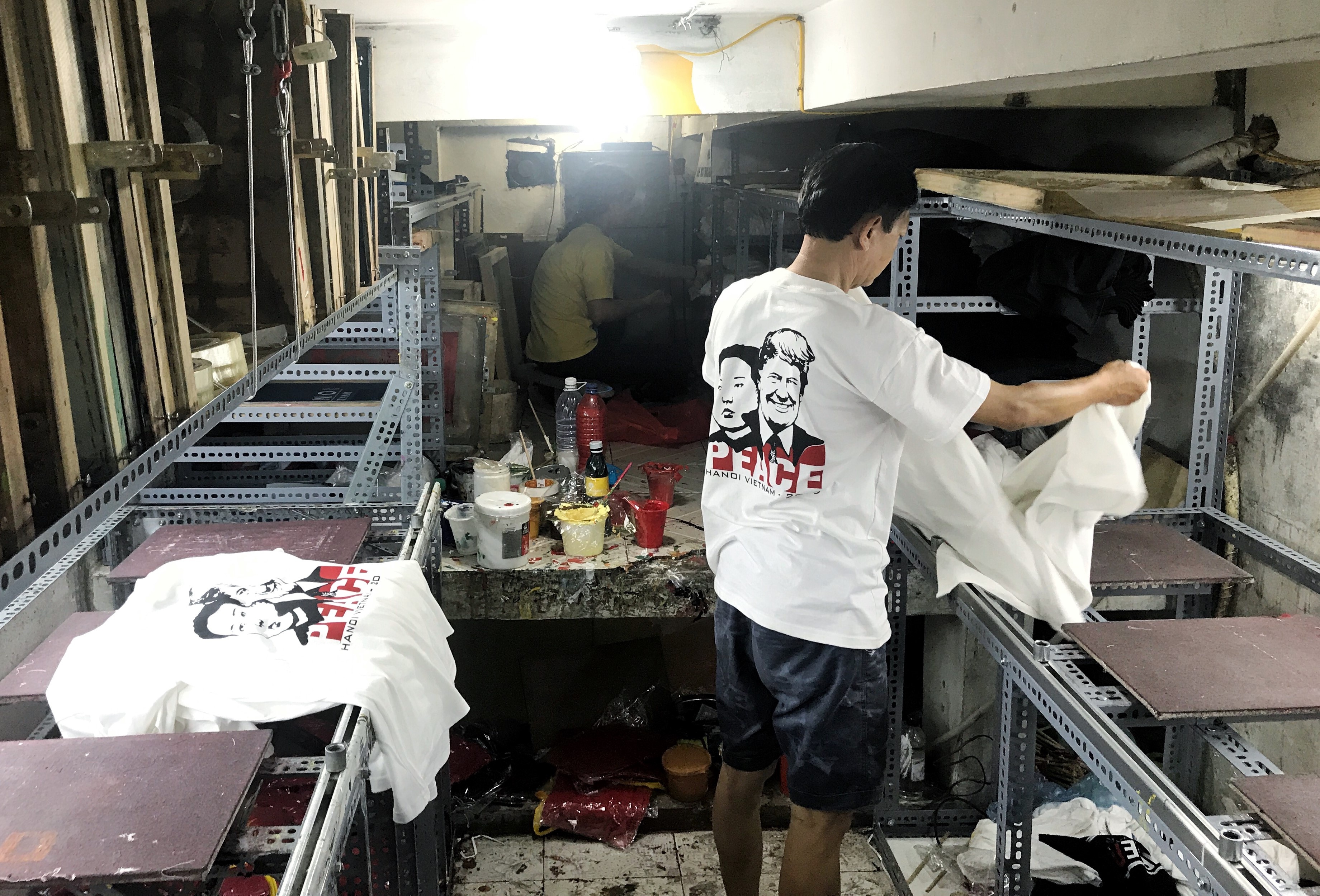 Nguoi dan ong kiem tien trieu nho ban ao Trump - Kim anh 8