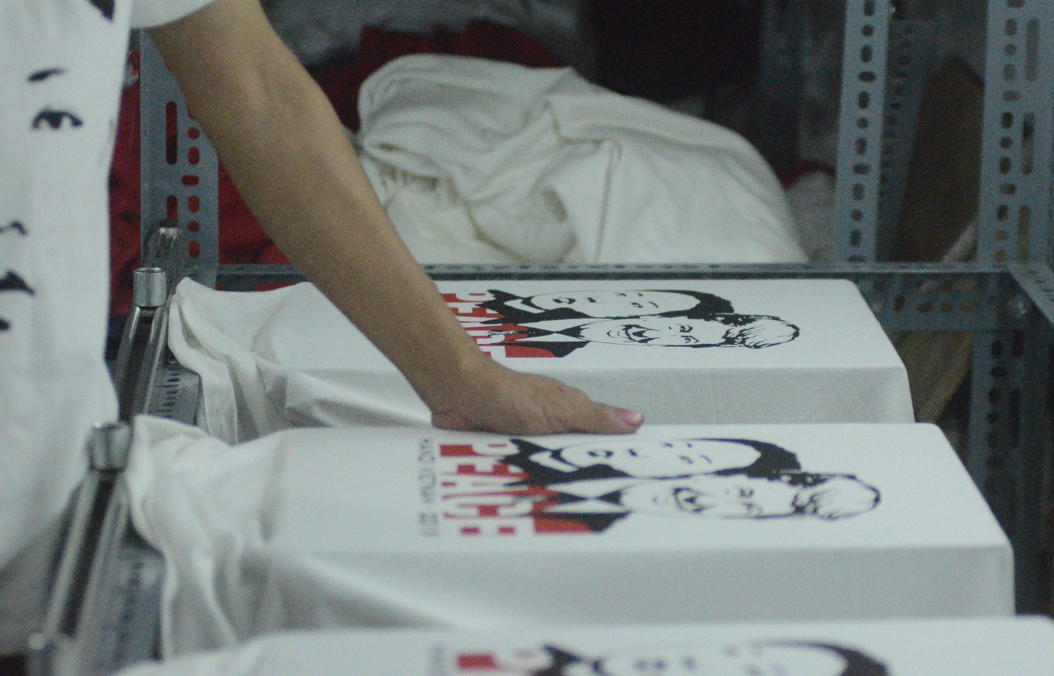 Nguoi dan ong kiem tien trieu nho ban ao Trump - Kim anh 9