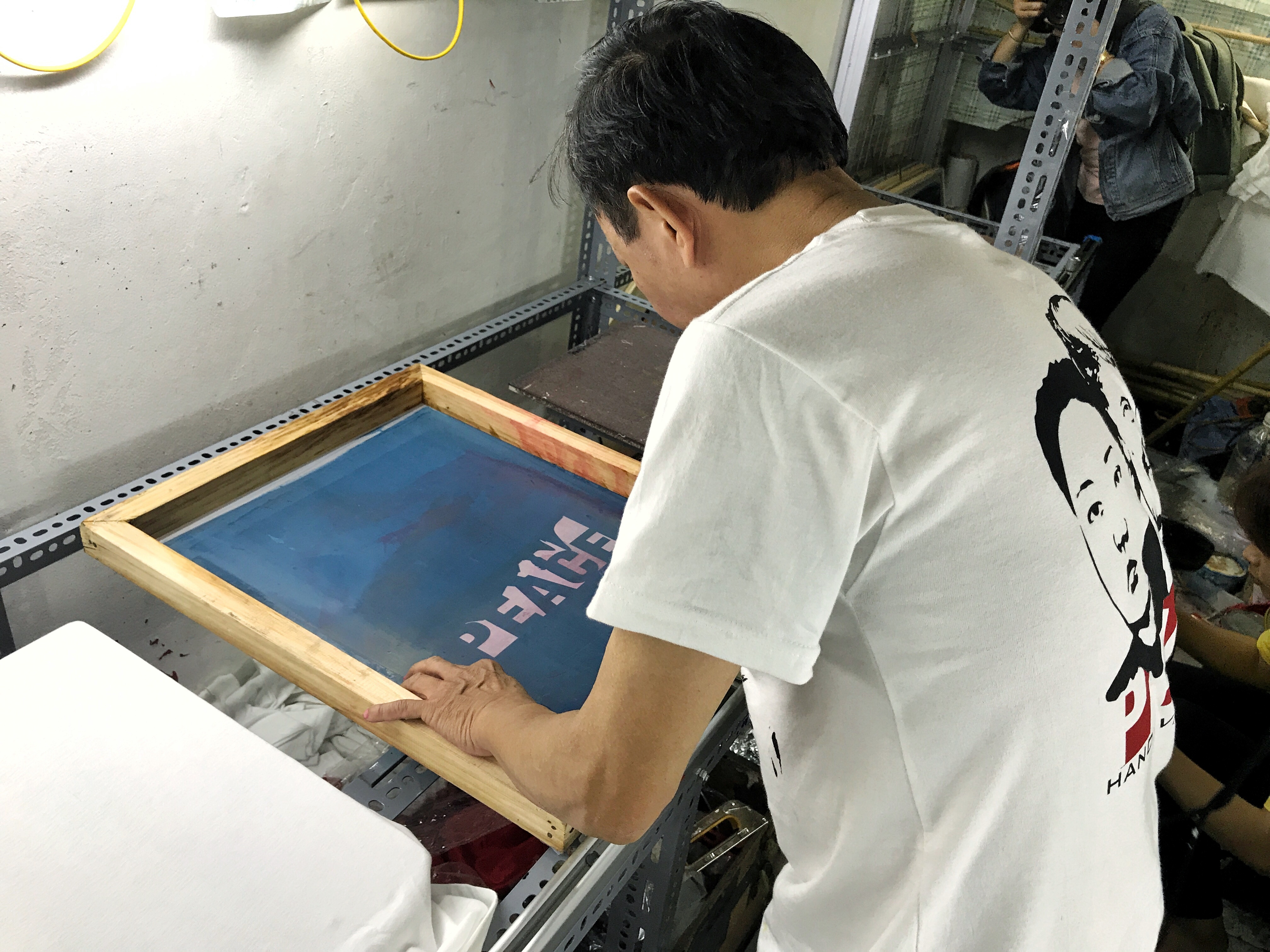 Nguoi dan ong kiem tien trieu nho ban ao Trump - Kim anh 10