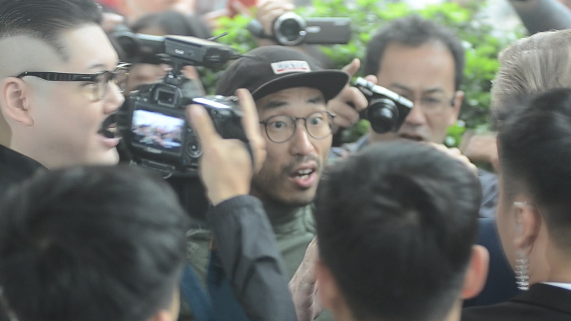 Phong vien quoc te xo day, tranh nhau tac nghiep vu Trump - Kim 'gia' hinh anh