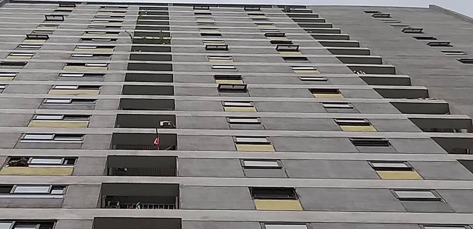 Den nha nguoi than choi, be trai roi tu tang 7 chung cu hinh anh