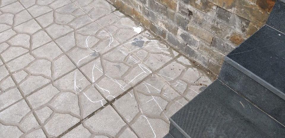 Bé trai rơi từ tầng 7 chung cư xuống đất tử vong ảnh 2 Be trai roi tu tang 7 chung cu xuong dat tu vong anh 2