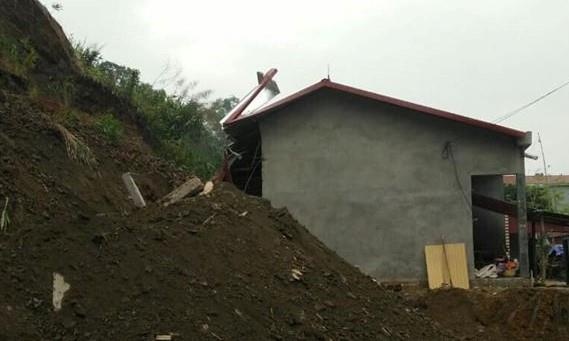 Sat lo dat, hai chi em ruot tu vong khi dang ngu hinh anh