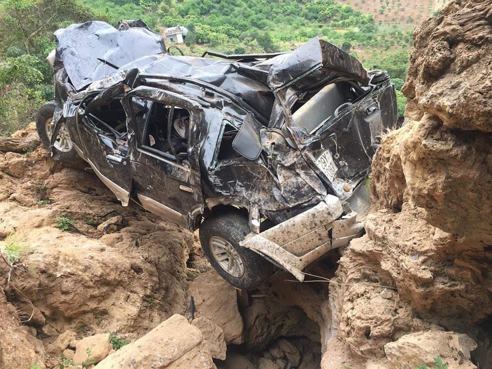 Be gai 11 tuoi thoat chet khi oto lao xuong vuc sau 400 m hinh anh