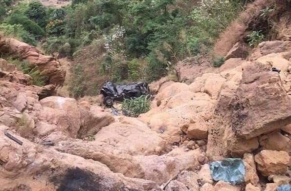 ôtô lao xuống vực sâu, một người tử vong ảnh 2 oto lao xuong vuc sau, mot nguoi tu vong anh 2