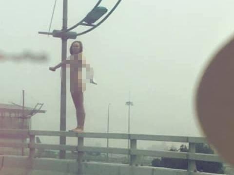 Co gai quoc tich My khoa than, roi tu cau vuot gan san bay Noi Bai hinh anh