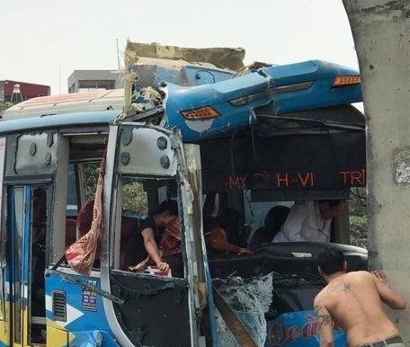 Nhieu nguoi mac ket khi xe khach dam vao tru cau vuot tren quoc lo 5 hinh anh