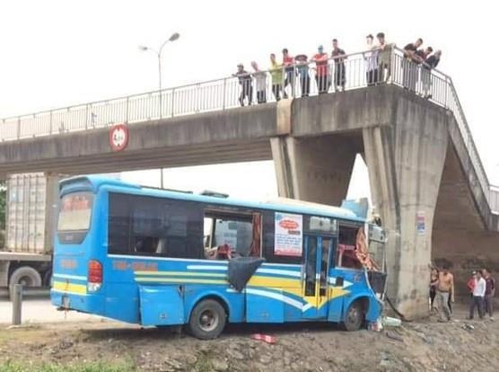 Xe khách đâm cầu vượt ở Hải Dương ảnh 1 Xe khach dam cau vuot o Hai Duong anh 1