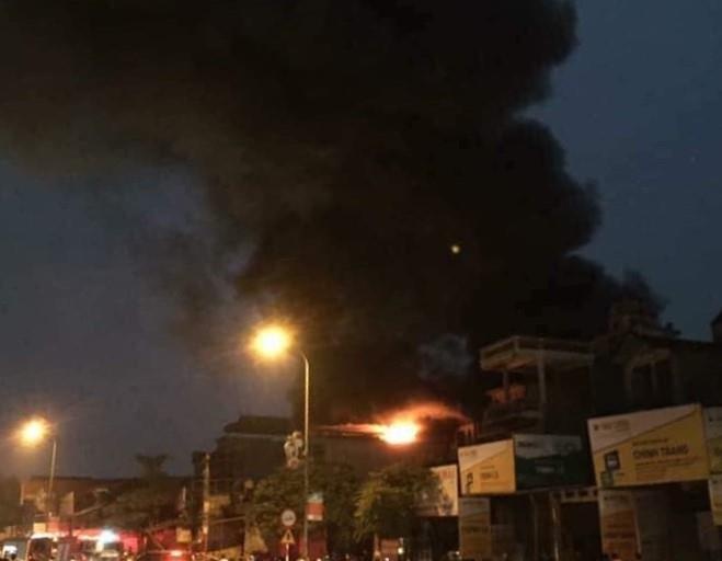 Cua hang giay dep boc chay trong dem, ong lao 72 tuoi thiet mang hinh anh