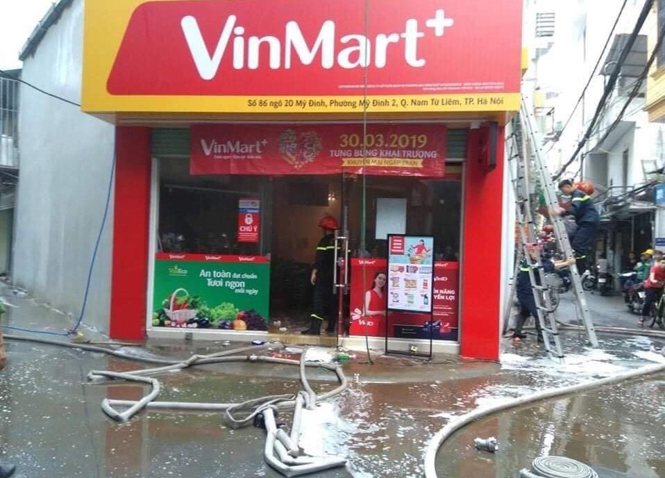 Chay sieu thi Vinmart vua khai truong hinh anh