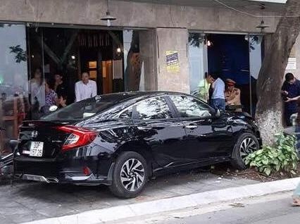 Xe Honda Civic lao len via he, dam nat 6 xe may hinh anh