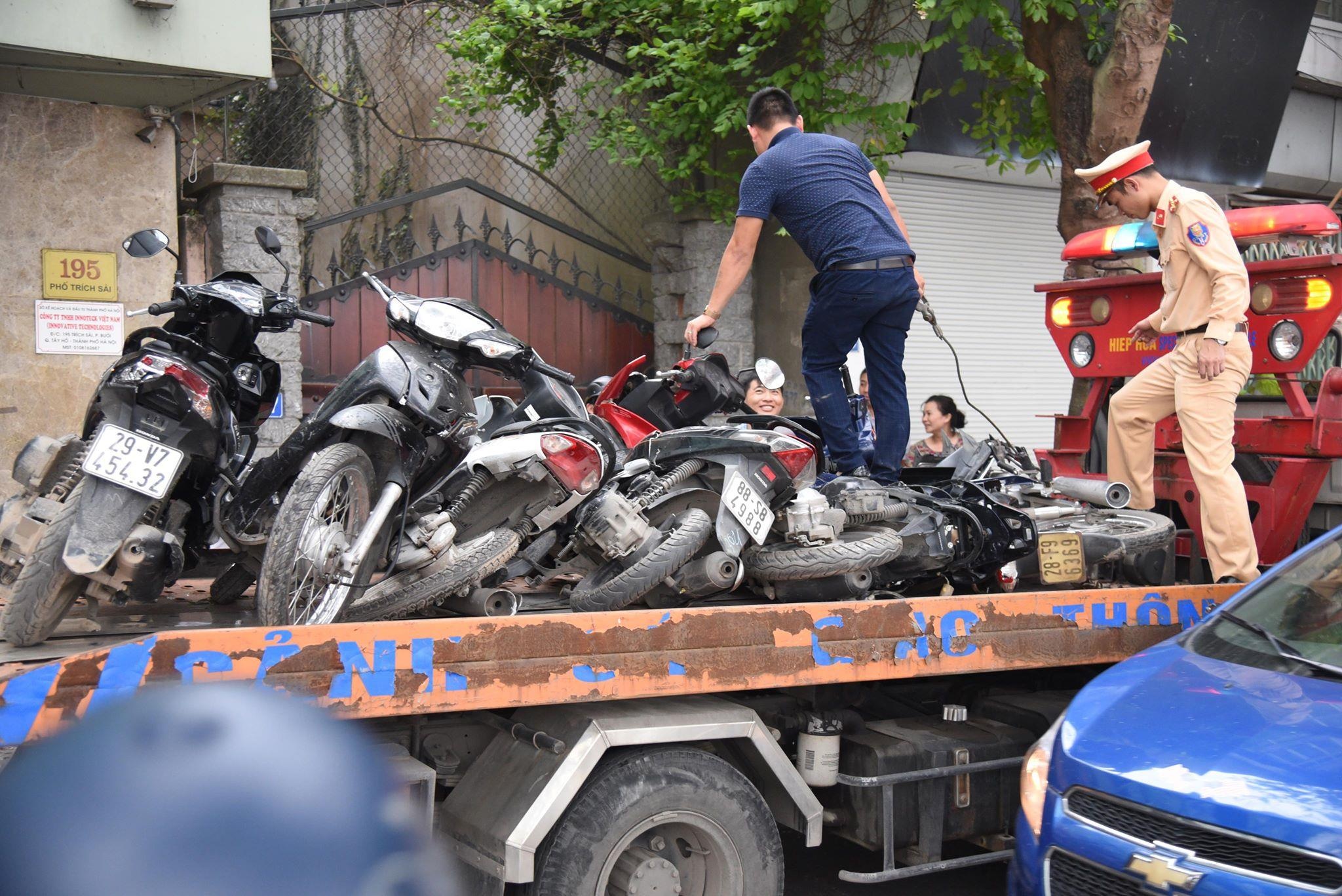 Tai nạn liên hoàn đường Trích Sài ảnh 2 Tai nan lien hoan duong Trich Sai anh 2