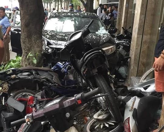 Tai nạn liên hoàn đường Trích Sài ảnh 1 Tai nan lien hoan duong Trich Sai anh 1