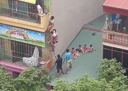 Nguoi dan leo 3 tang, cuu nhieu tre khoi dam chay truong mam non hinh anh