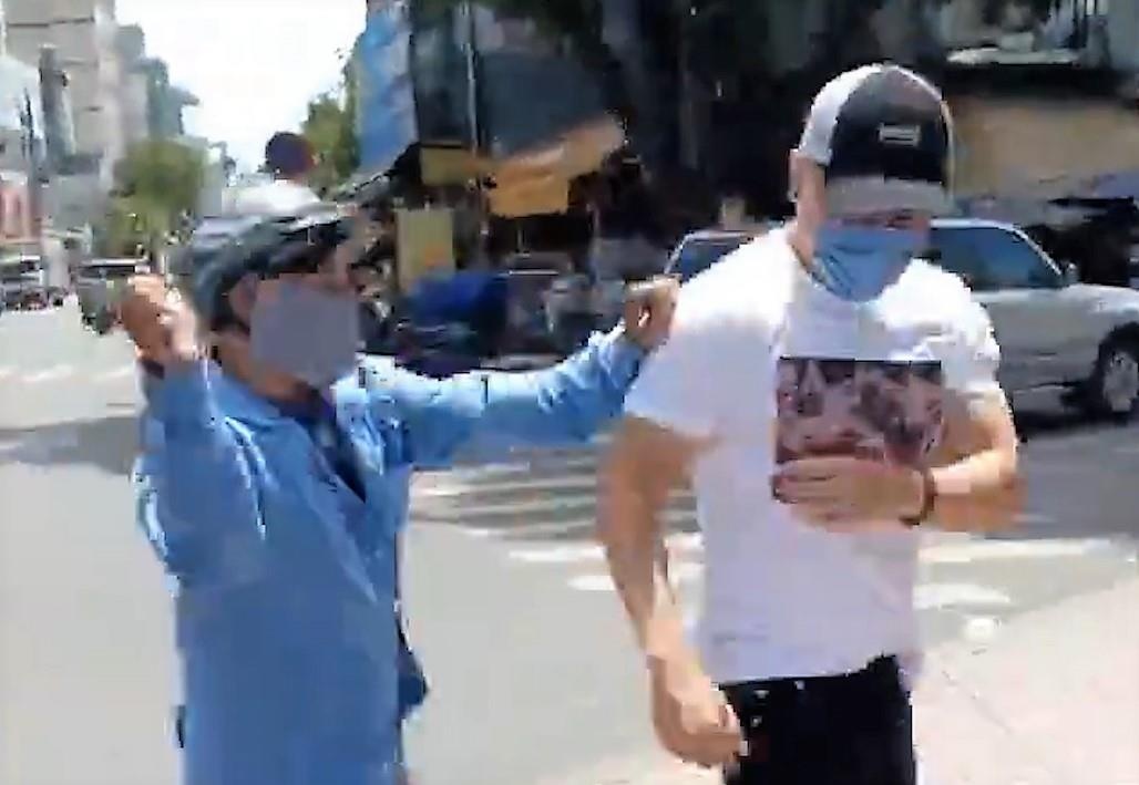 Le Duong Bao Lam bi danh khi phat com tu thien anh 1