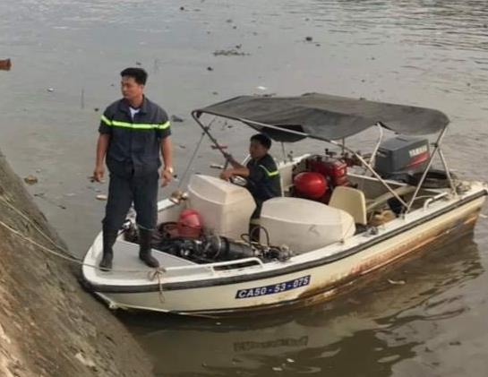 Nhom ban nhau thach nhau boi qua rach Ong Lon, mot nguoi mat tich hinh anh