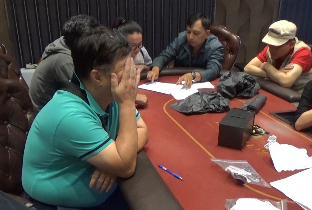 Ben trong song bac cua nguoi nuoc ngoai o Sai Gon hinh anh