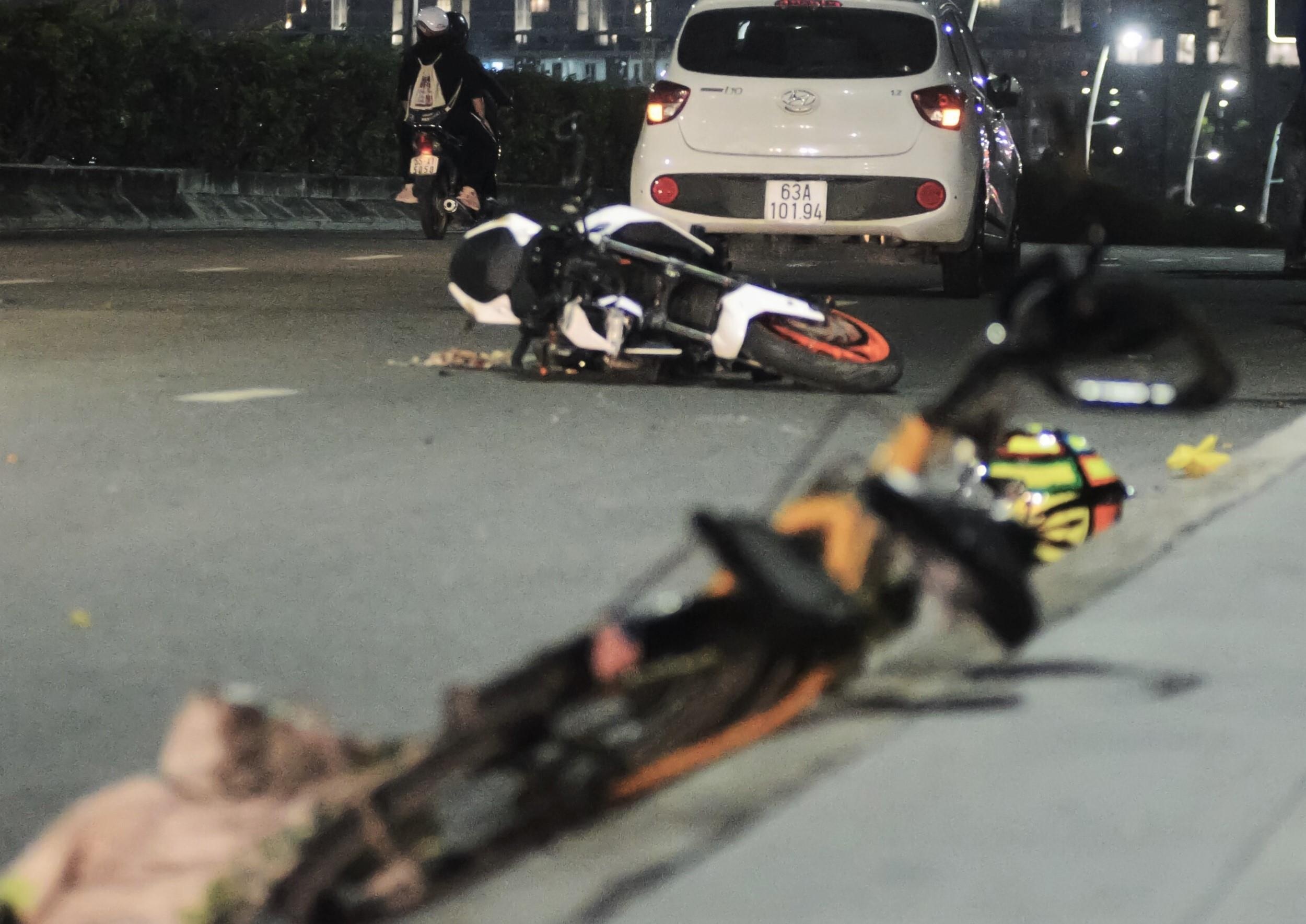 Moto huc xe dap tren cau Thu Thiem, mot nguoi tu vong hinh anh