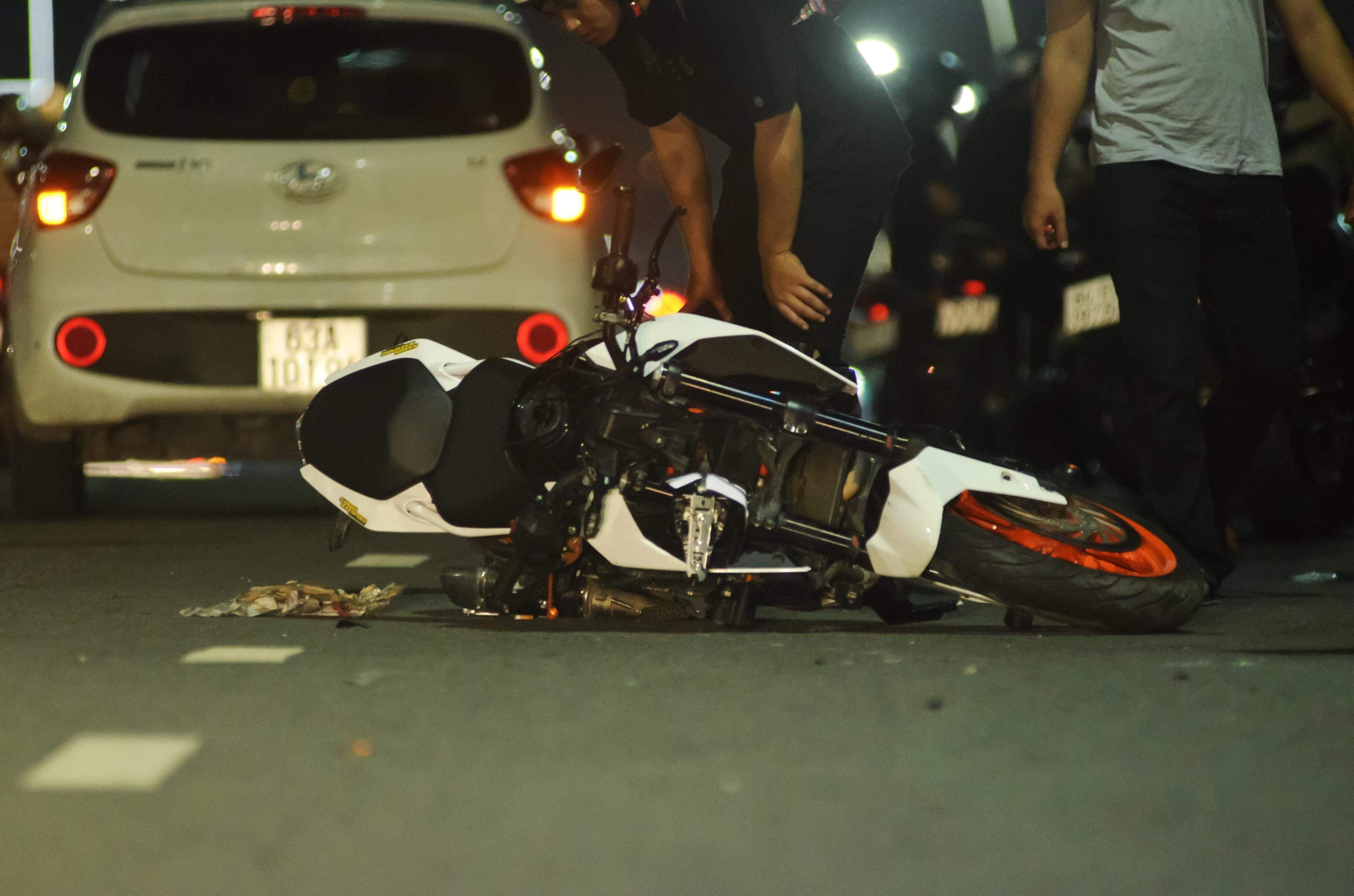 Tai nạn 1 người chết trên cầu Thủ Thiêm ảnh 2 Tai nan 1 nguoi chet tren cau Thu Thiem anh 2