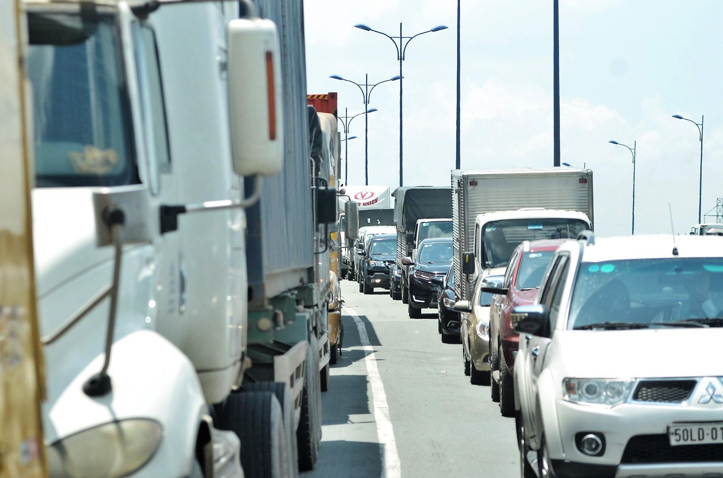 Tai xe 'chon chan' o cua ngo phia dong Sai Gon hinh anh