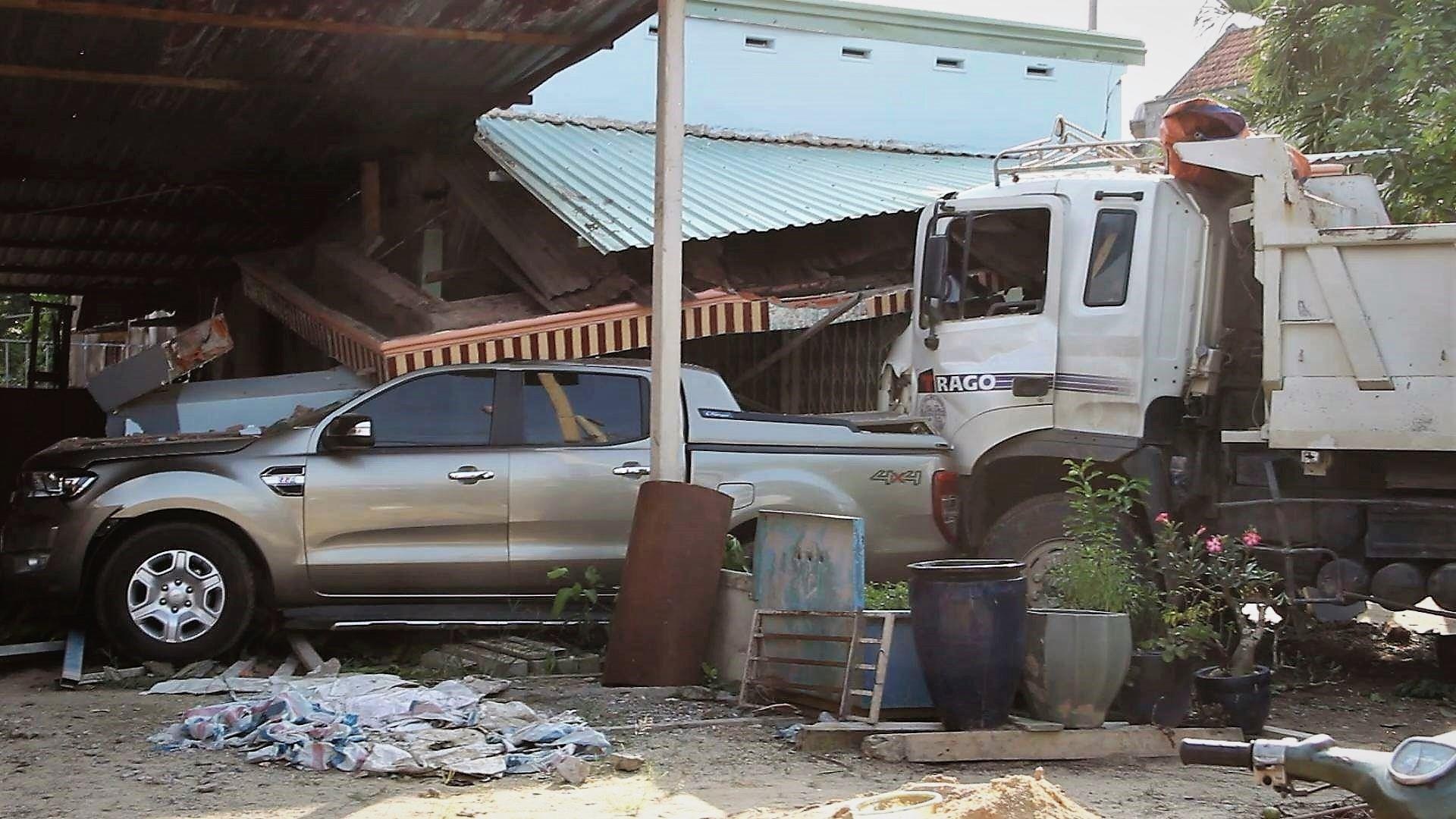 Xe tai tong chet nguoi roi dam sap nha dan hinh anh