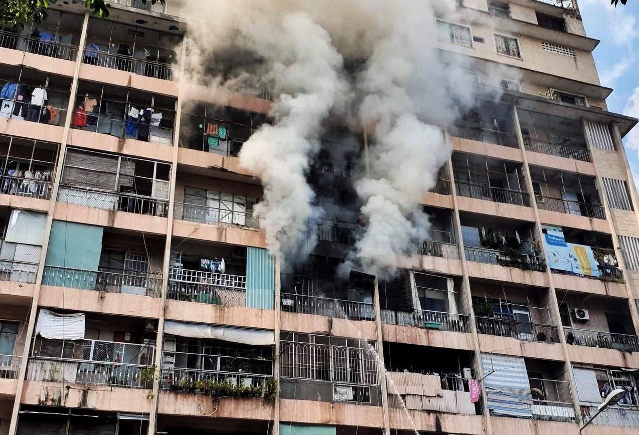 Khoanh khac canh sat cuu gan 30 nguoi trong dam chay o Sai Gon hinh anh