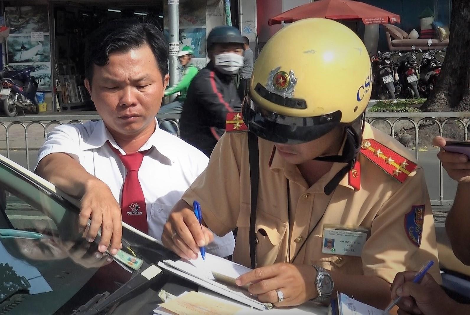 Hon 600 nguoi bi lap bien ban trong ngay dau CSGT TP.HCM tong kiem tra hinh anh