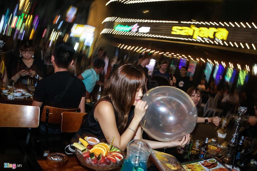 thu nhiều bình bóng cười ở Sài Gòn ảnh 2 thu nhieu binh bong cuoi o Sai Gon anh 2