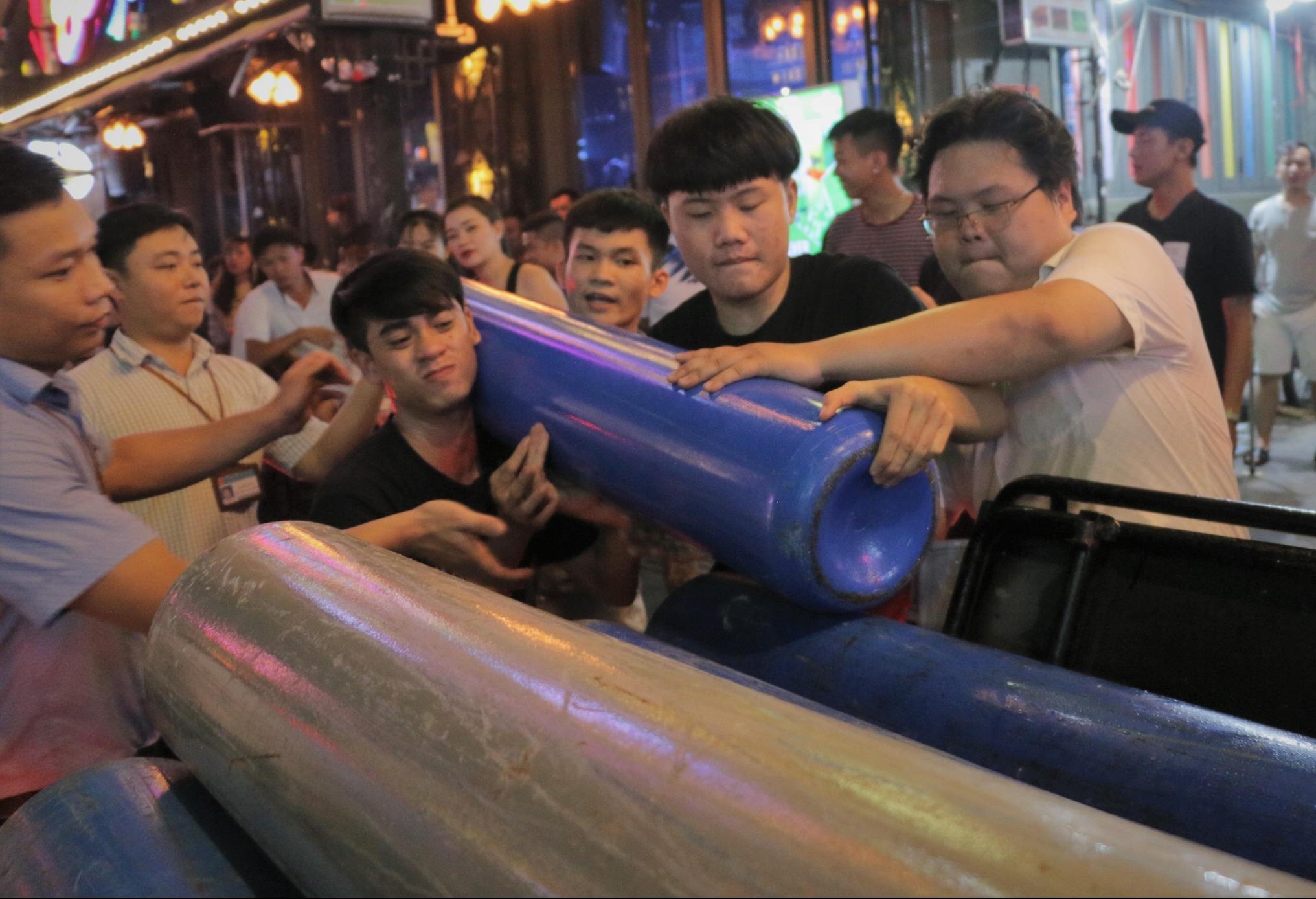 Thu giu nhieu binh bong cuoi o pho tay Bui Vien hinh anh