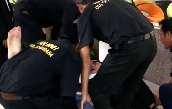 Khach hang cua Cong ty Alibaba bi danh nhap vien hinh anh