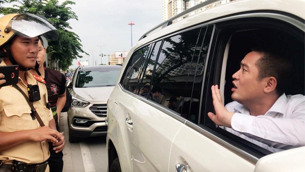 Tai xe Mercedes GLS 5 ty nhan lai xe sau khi nop phat 700.000 dong hinh anh