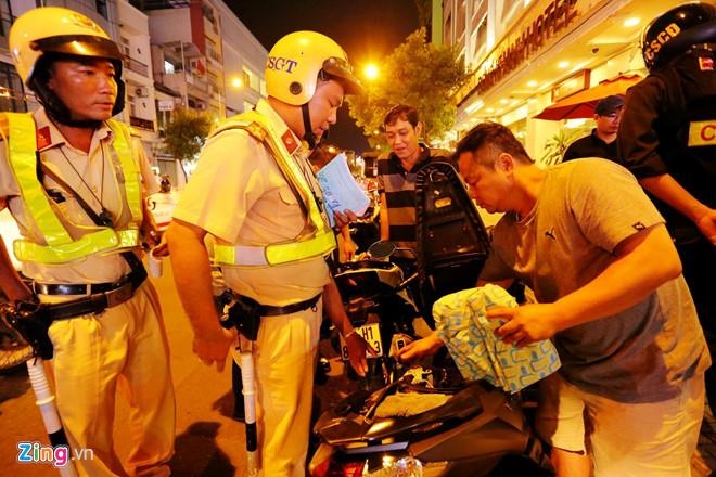 CSGT TP.HCM tổng kiểm tra phương tiện ảnh 2 CSGT TP.HCM tong kiem tra phuong tien anh 2