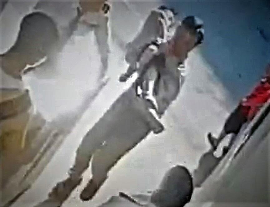 Khoanh khac nam sinh lop 1 truong Gateway duoc be ra khoi oto hinh anh