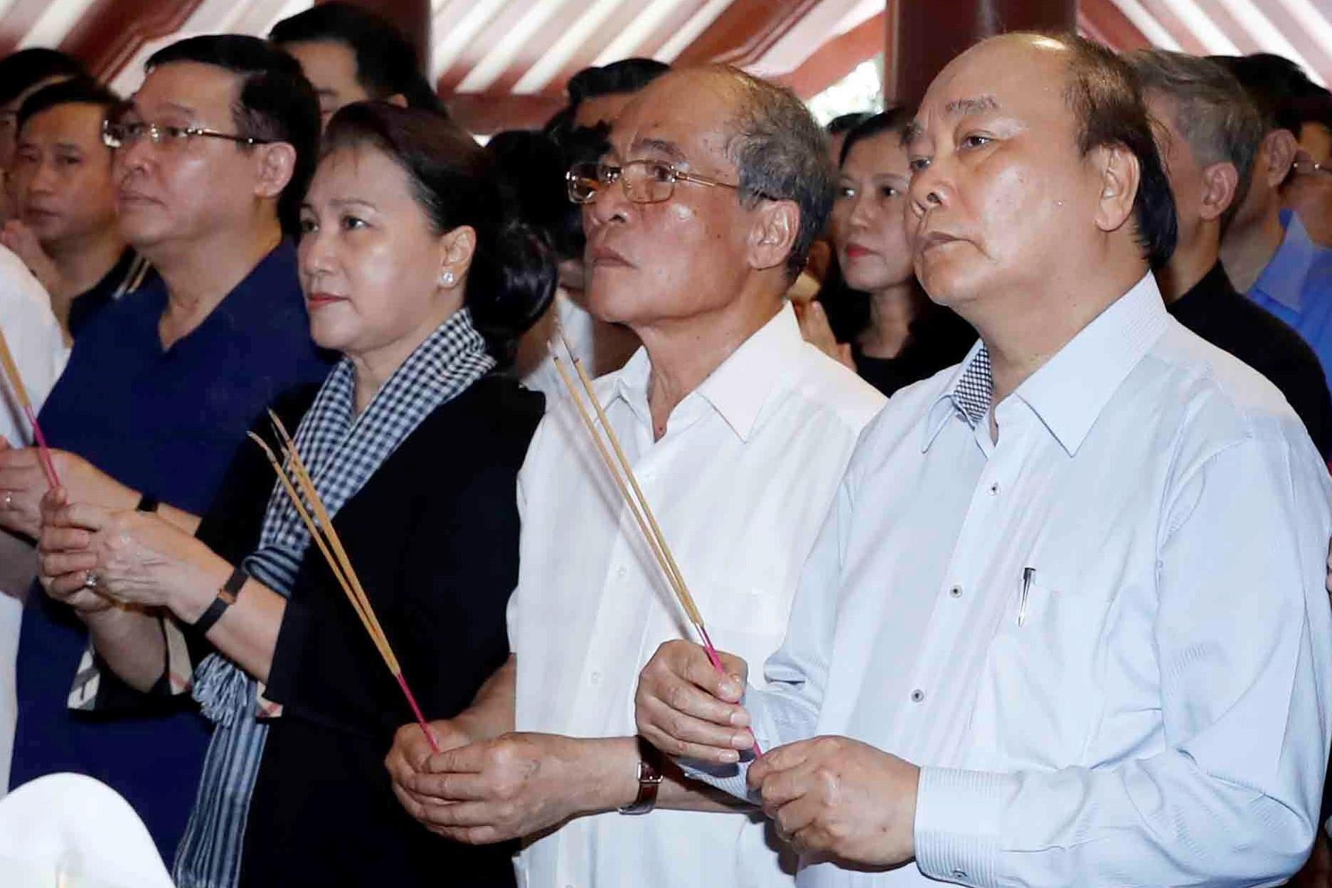 Thu tuong va Chu tich Quoc hoi dang huong tuong niem Bac Ho hinh anh