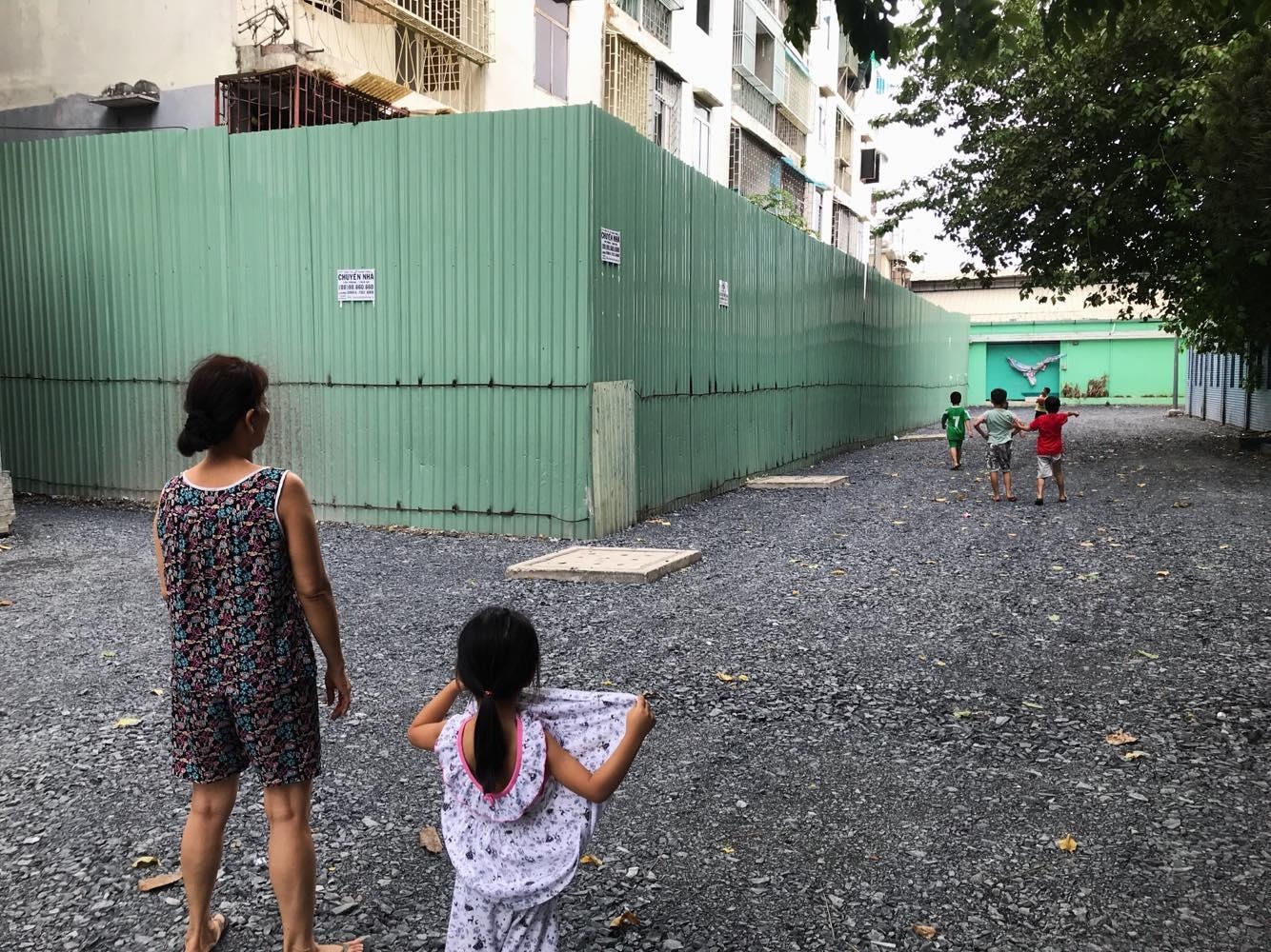 Tre con vo tu dua nghich ben chung cu nghieng nua met o Sai Gon hinh anh